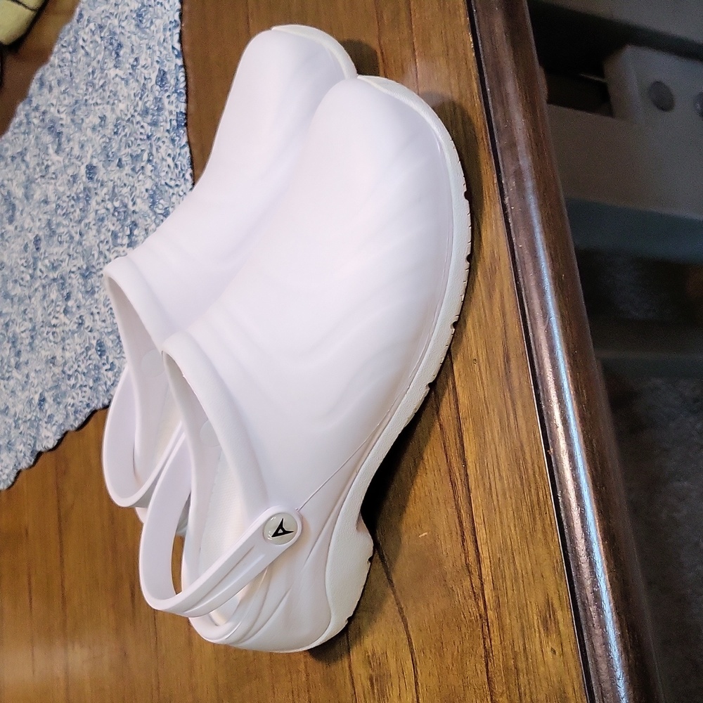 Anywear slip resistant clogs